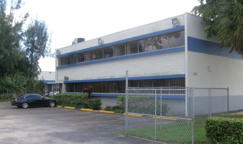 1355 NW 97th Ave, Doral, FL à louer - Photo du bâtiment - Image 2 de 10