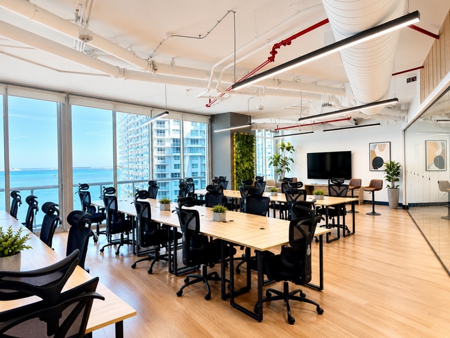 Plus de détails pour 1100 Brickell Bay Dr, Miami, FL - Coworking à louer