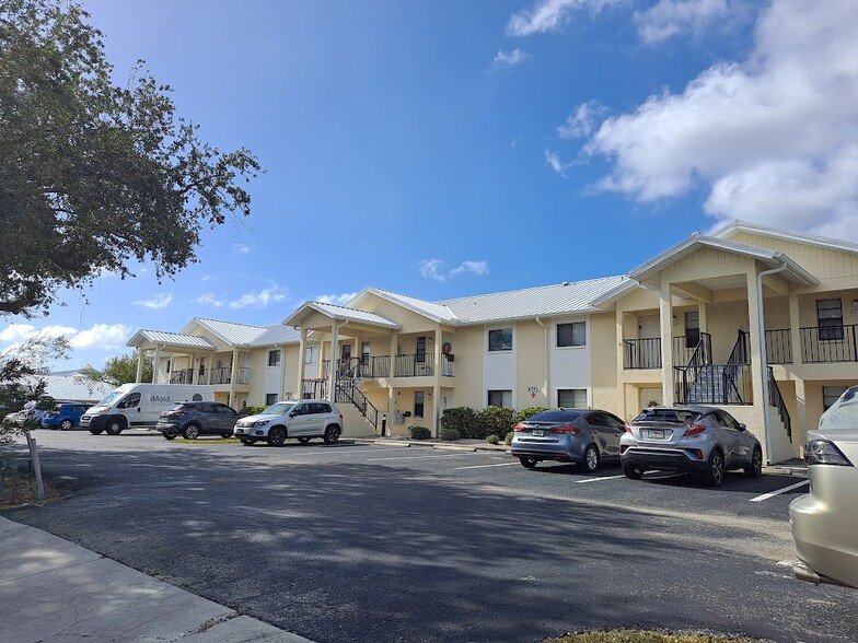 4920-5004 Chiquita Blvd S, Cape Coral, FL à vendre - Photo du bâtiment - Image 1 de 5