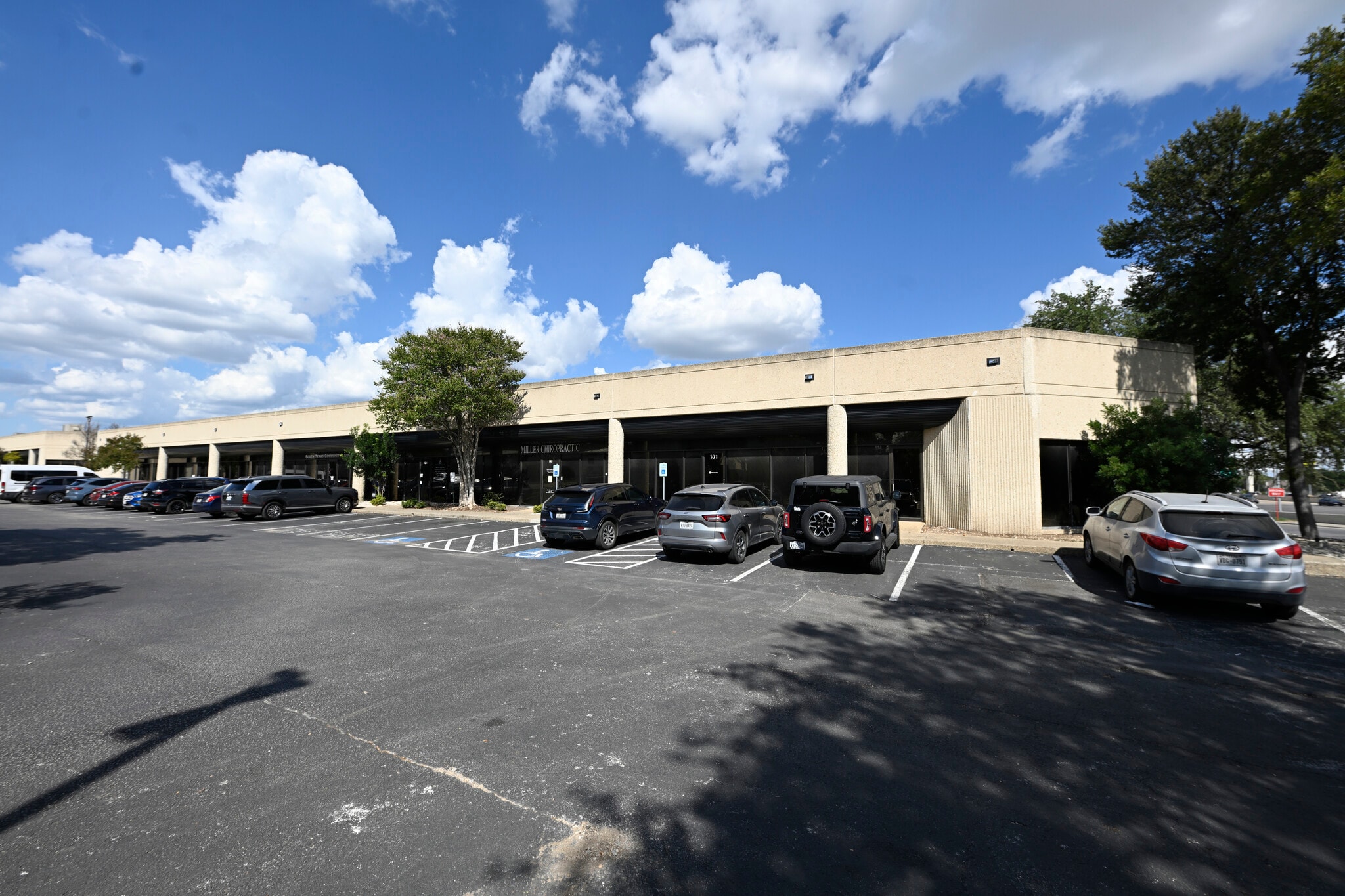 2391 NE Loop 410, San Antonio, TX for lease Primary Photo- Image 1 of 4