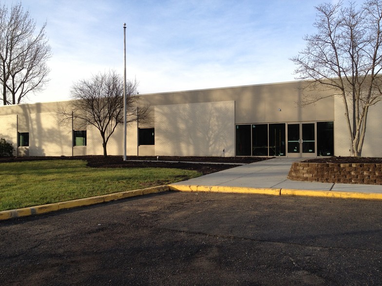 200 Connecticut Dr, Burlington, NJ for lease - Building Photo - Image 2 of 3