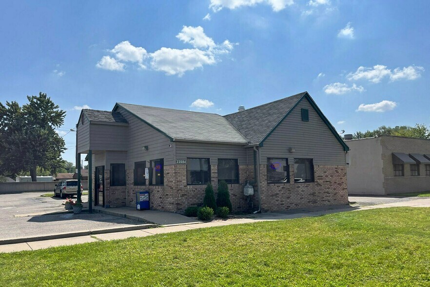 23594 Hoover Rd, Warren, MI à vendre - Photo du bâtiment - Image 2 de 7