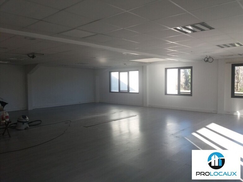 Office in Seyssins for lease - Interior Photo - Image 2 of 3