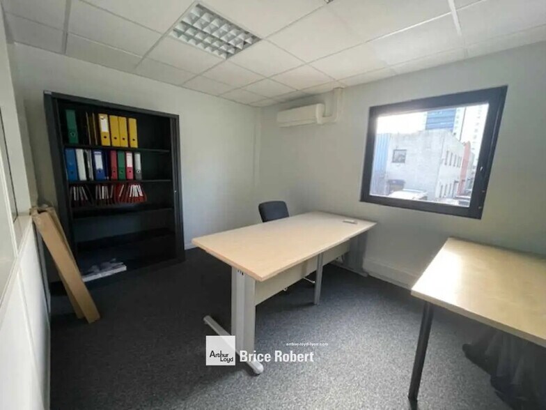 Office in Vénissieux for sale - Interior Photo - Image 1 of 9