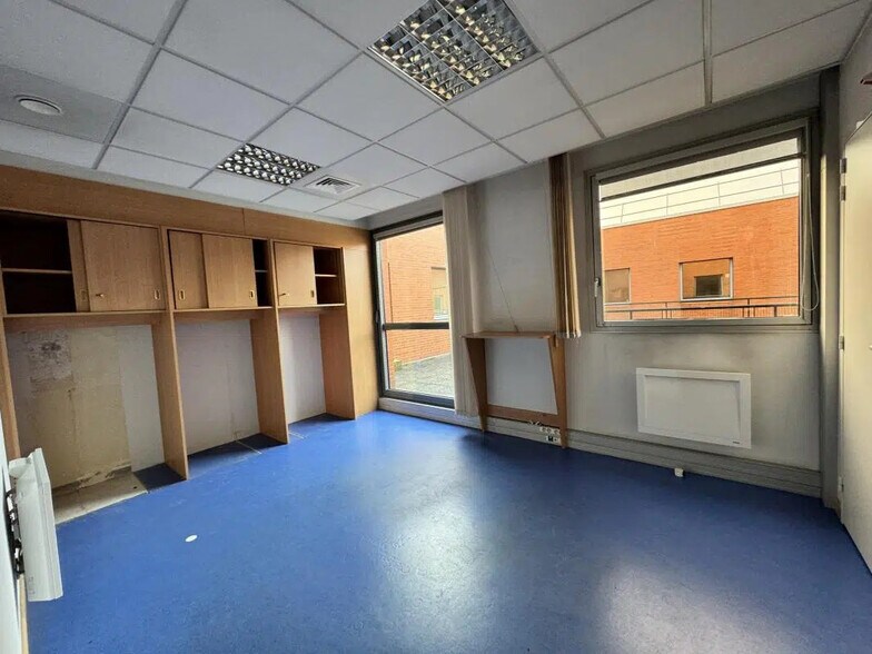 Bureau dans Roissy-en-France à vendre - Photo du bâtiment - Image 1 de 9