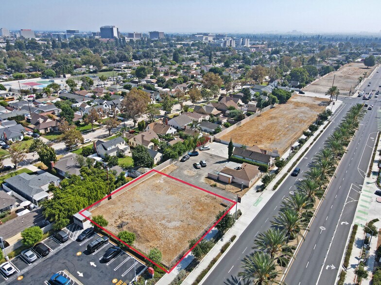 1417 N Bristol St, Santa Ana, CA à louer - Photo du bâtiment - Image 3 de 22