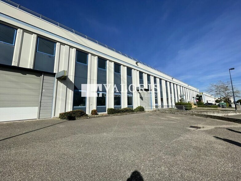 Local d'activités dans Saint Quentin Fallavier à vendre - Photo du bâtiment - Image 2 de 20