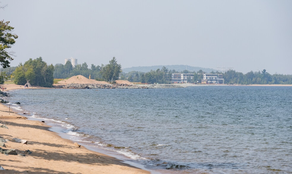 2401 Lakeshore Blvd, Marquette, MI for sale - Building Photo - Image 2 of 19