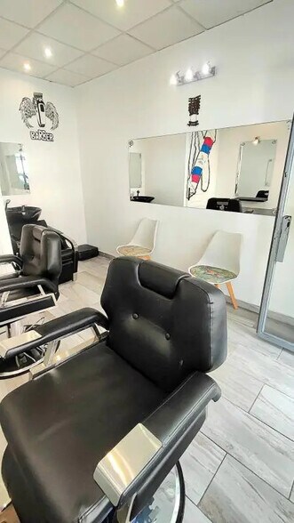 Retail in Nice for lease - Interior Photo - Image 3 of 4