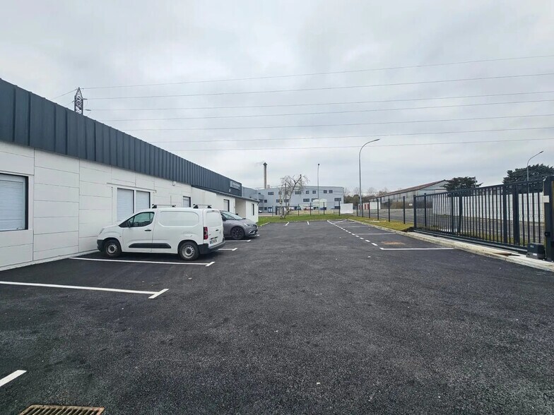 Office in Meaux for lease - Building Photo - Image 1 of 10