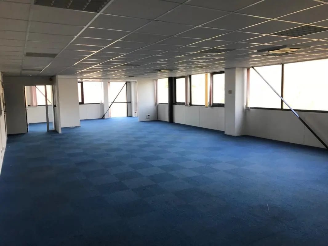 Flex in Magny-les-Hameaux for lease Interior Photo- Image 1 of 6