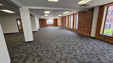 311 3rd Ave SE, Cedar Rapids, IA for lease Interior Photo- Image 1 of 2