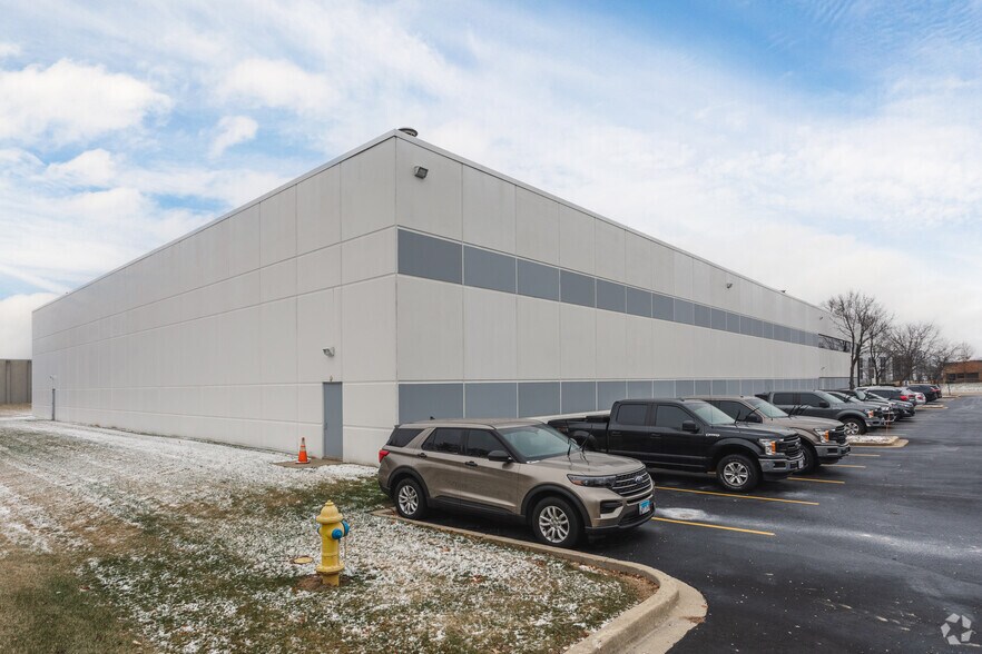 880 Corporate Woods Pky, Vernon Hills, IL à louer - Photo du bâtiment - Image 3 de 5