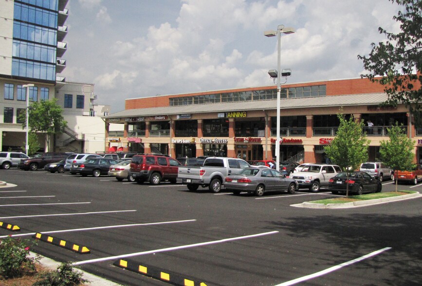 2221 Peachtree Rd NE, Atlanta, GA à louer - Photo du bâtiment - Image 2 de 3