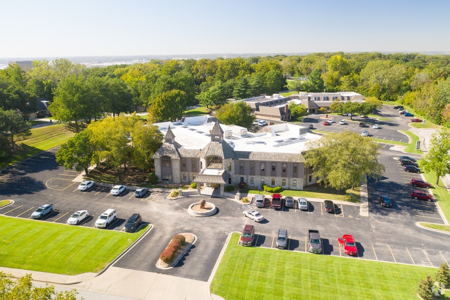 4444 N Belleview Ave, Kansas City, MO for lease - Aerial - Image 2 of 39