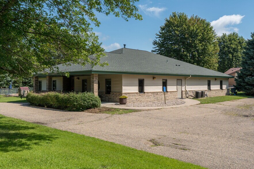 1500 Edgewood Blvd, North Mankato, MN à vendre - Photo du bâtiment - Image 2 de 27