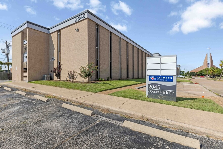 2045 Space Park Dr, Houston, TX for lease - Building Photo - Image 3 of 24