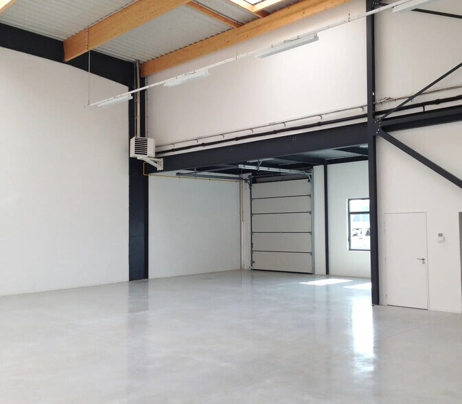 Flex dans Lieusaint à louer - Photo du bâtiment - Image 1 de 5