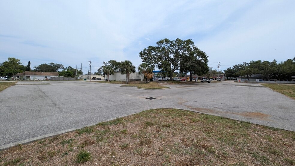 6225 54th Ave N, Saint Petersburg, FL à vendre - Photo du bâtiment - Image 3 de 9