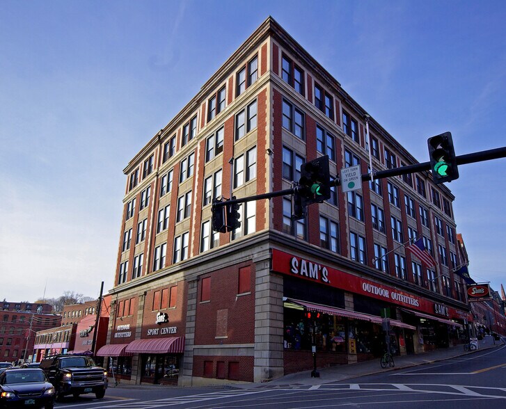 Sam's Outdoor Outfitters portefeuille de 2 propriétés à vendre sur LoopNet.ca - Photo du bâtiment - Image 1 de 16