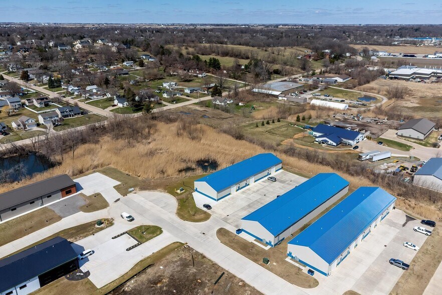 3263 Moencks Ct, Bettendorf, IA à louer - Photo du bâtiment - Image 2 de 4