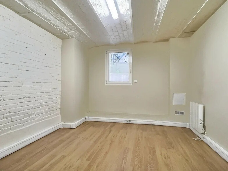 Office in Paris for lease - Building Photo - Image 1 of 8