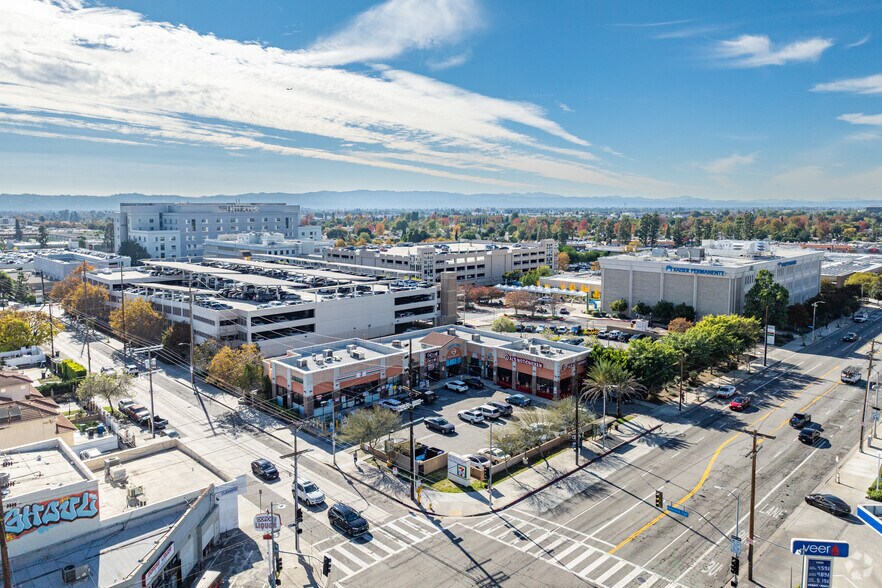 13606 Roscoe Blvd, Panorama City, CA à louer - Photo du bâtiment - Image 3 de 4