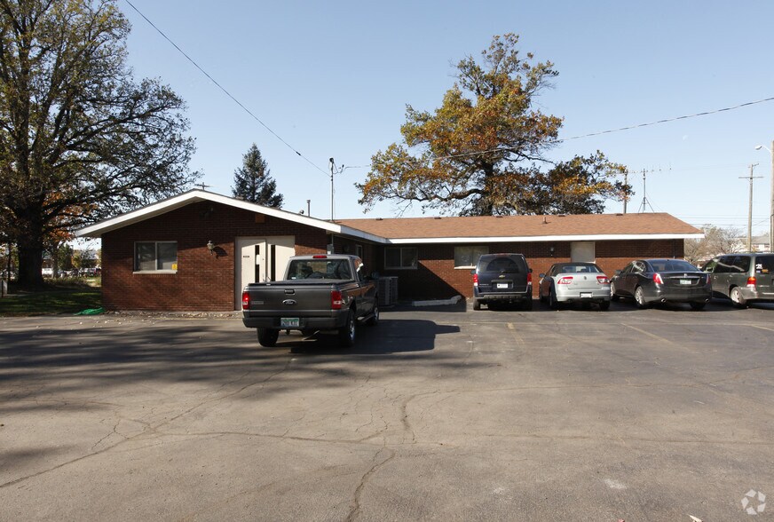 22024 Pontiac Trl, South Lyon, MI à louer - Photo du bâtiment - Image 2 de 6