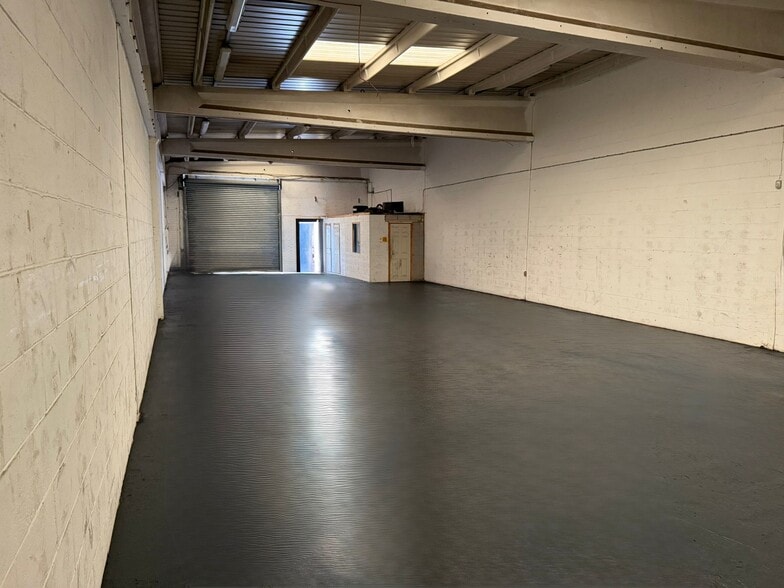 Holme Ln, Bradford for lease - Interior Photo - Image 2 of 3