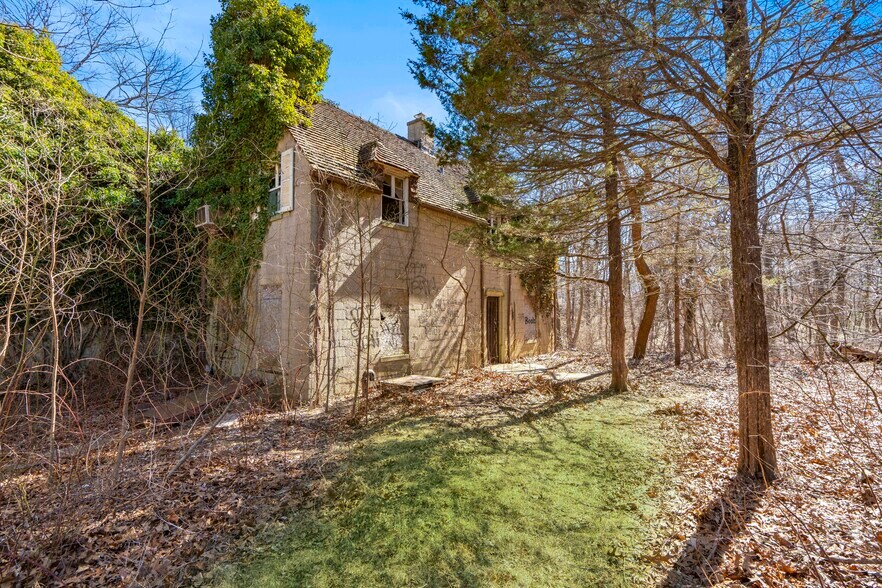 2340 Cedar Swamp Rd, Glen Head, NY à vendre - Photo du bâtiment - Image 3 de 12