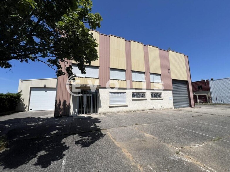 Industrial in Chassieu for lease - Building Photo - Image 1 of 24