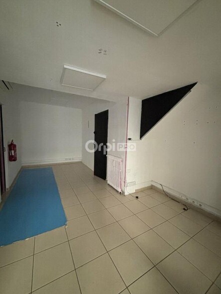Retail in Toulon for lease - Interior Photo - Image 3 of 4