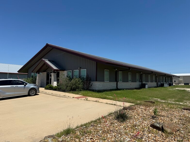 6102 Imperial Loop, College Station, TX for lease - Building Photo - Image 2 of 11