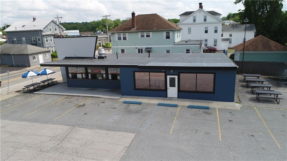 923 Main St, West Warwick, RI à vendre - Photo du bâtiment - Image 3 de 24