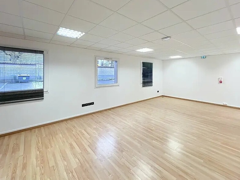 Office in Reims for lease - Interior Photo - Image 2 of 27