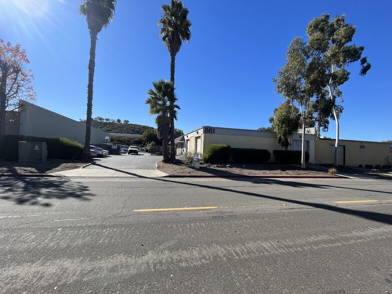 861 E Rancheros Dr, San Marcos, CA à louer - Photo du bâtiment - Image 3 de 12
