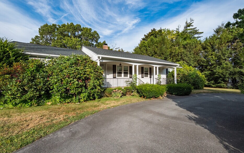 1189 Atwood Ave, Johnston, RI à vendre - Photo du bâtiment - Image 2 de 6