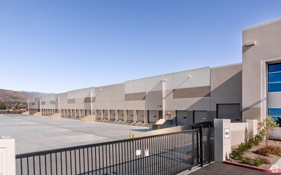 27400 5th St, Highland, CA à louer - Photo du bâtiment - Image 2 de 4