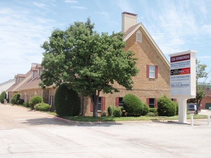 326 S Edmonds Ln, Lewisville, TX à louer - Photo du bâtiment - Image 3 de 29