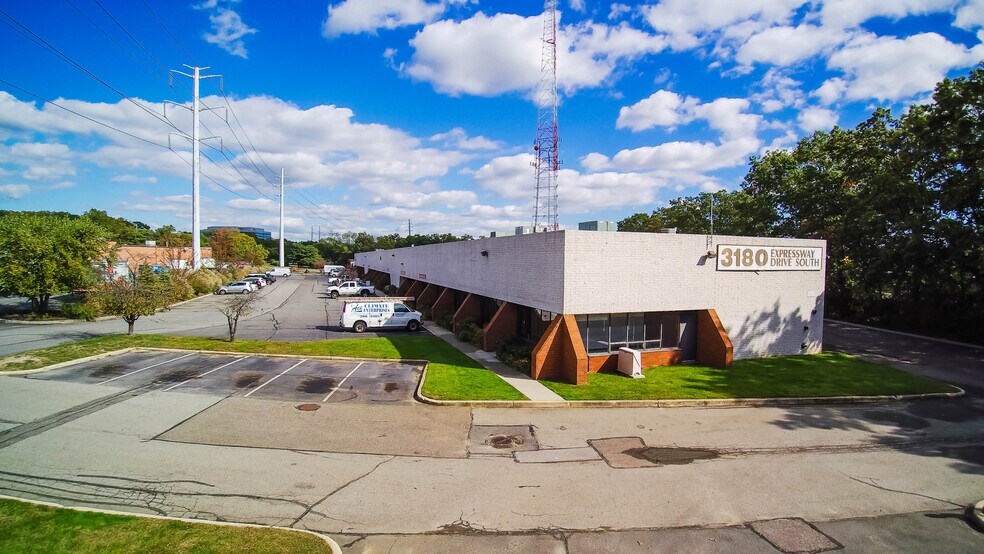 3180 Expressway Dr S, Islandia, NY à louer - Photo du bâtiment - Image 2 de 7