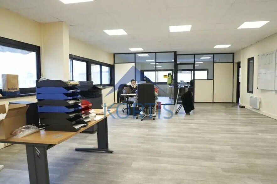 Flex in Chassieu for lease - Interior Photo - Image 3 of 5