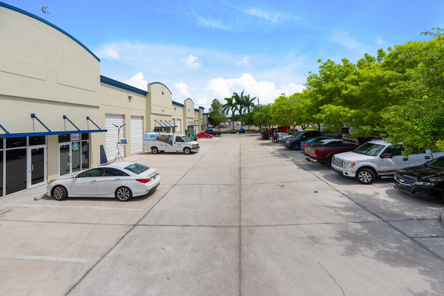 2821 SW 23rd Ter, Fort Lauderdale, FL for lease - Building Photo - Image 3 of 13