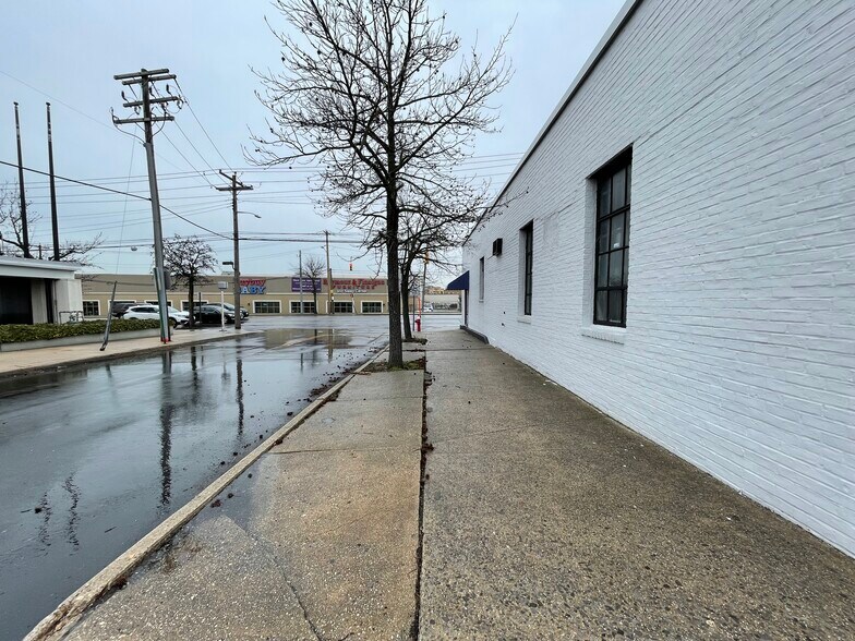 249 Old Country Rd, Carle Place, NY à louer - Photo du bâtiment - Image 3 de 8