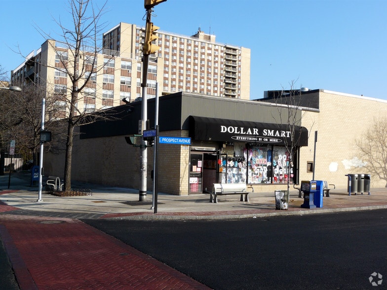 Westchester Plaza portfolio of 7 properties for sale on LoopNet.ca - Primary Photo - Image 1 of 8