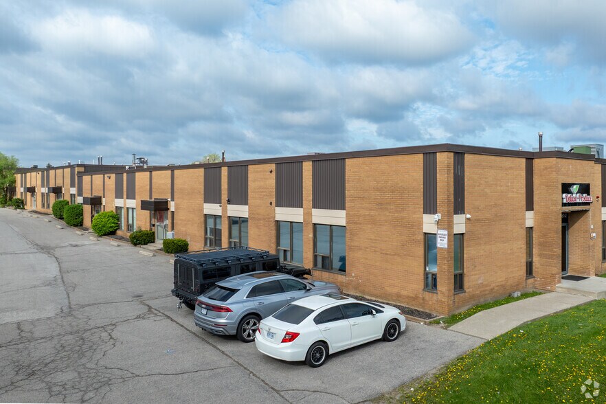 40 Magnetic Dr, Toronto, ON à louer - Photo principale - Image 1 de 2