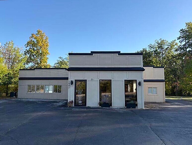 1942 E Dupont Rd, Fort Wayne, IN à vendre - Photo du bâtiment - Image 3 de 11