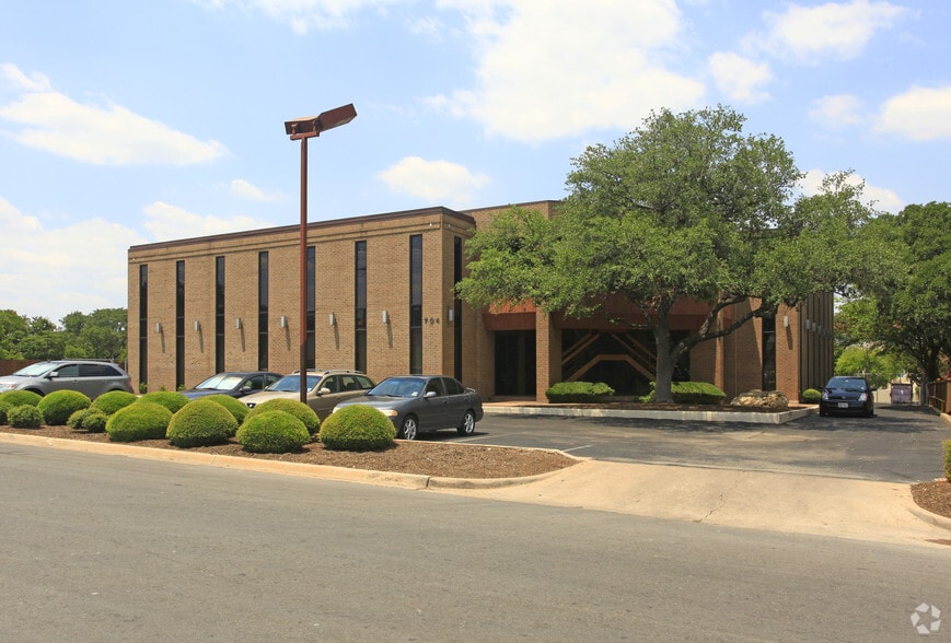 704 Wonsley Dr E, Austin, TX for lease - Primary Photo - Image 1 of 9