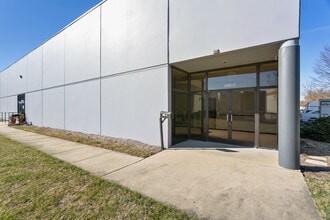 500 Radar Rd, Greensboro, NC à louer Photo du bâtiment- Image 1 de 5