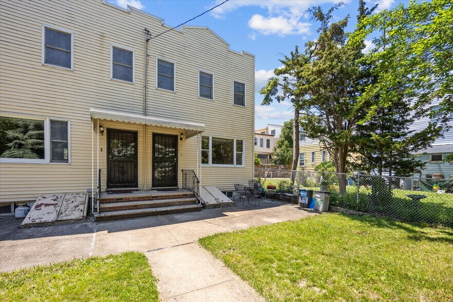 6112 56th Dr, Maspeth, NY à vendre - Photo du bâtiment - Image 3 de 25