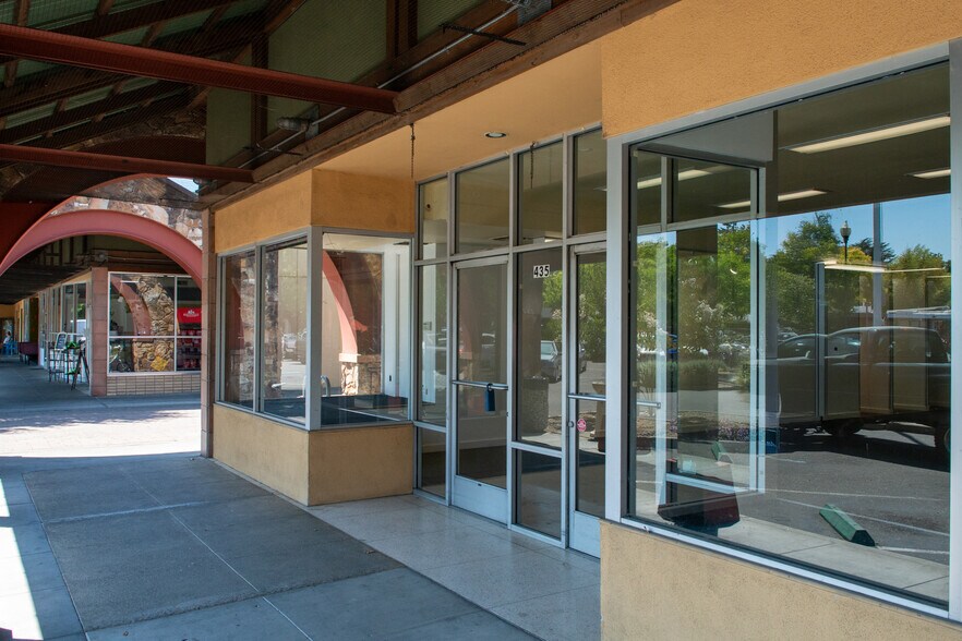 435 Center St, Healdsburg, CA à louer - Photo du bâtiment - Image 3 de 31